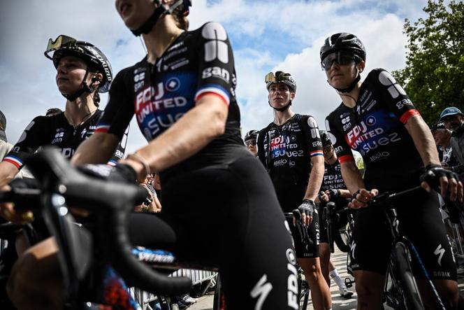 La cycliste néerlandaise Demi Vollering (2ᵉ à droite) avec ses équipières de l’équipe FDJ-Suez avant le départ de la 1ʳᵉ étape de la quatrième édition du Tour de France féminin, à Vannes, le 26 juillet 2025.