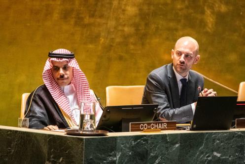 Le ministre des affaires étrangères d’Arabie saoudite, Fayçal Ben Farhan Al-Saoud, et le ministre des affaires étrangères français, Jean-Noel Barrot, lors d’une conférence pour une solution à deux Etats pour la Palestine, au siège des Nations unies à New York, le 29 juillet 2025.