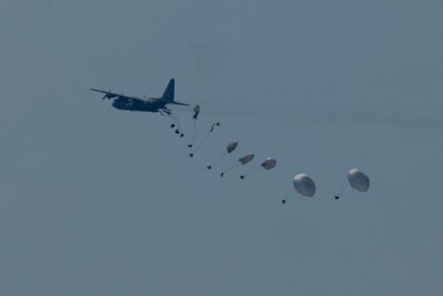 Un avion largue de l’aide humanitaire au-dessus de la bande de Gaza, le 29 juillet 2025.