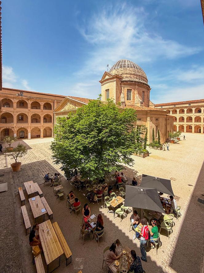 Vue sur la terrasse d’Ollā, dans l’enceinte du Centre culturel et muséal de la Vieille Charité.