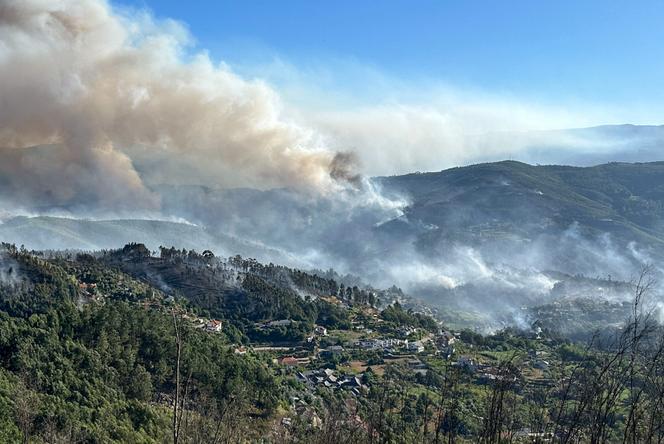 De la fumée provenant de l’incendie de forêt déclenché près d’Arouca s’élève au-dessus des collines à proximité du village de Canelas, dans le centre du Portugal, le 29 juillet 2025. 