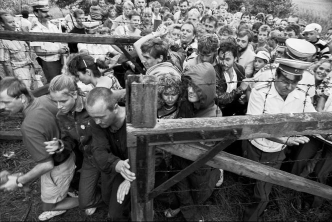 Le 19 août 1989, à l’occasion du « pique-nique paneuropéen », une manifestation organisée pour le démantèlement des frontières et une Europe unie, des centaines de citoyens de RDA en profitent pour fuir vers l’Ouest.