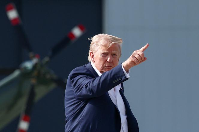 Le président américain Donald Trump fait un geste avant de monter à bord d’Air Force One alors qu’il rentre à Washington, D.C., à Lossiemouth, en Écosse, au Royaume-Uni, le 29 juillet 2025.