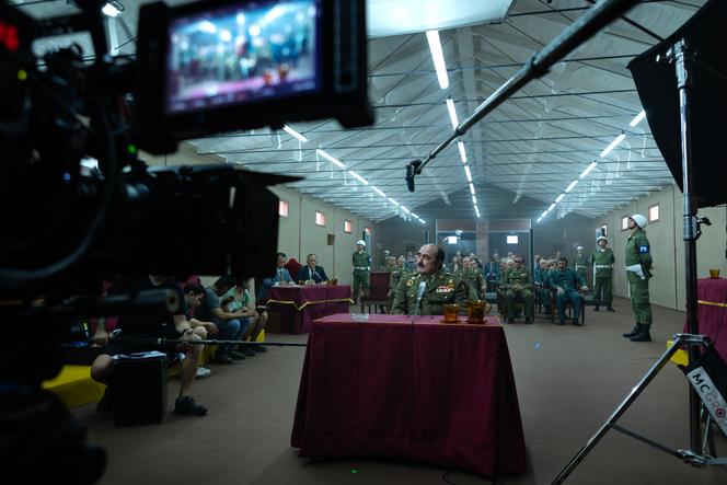 L’acteur Juanma Navas dans le rôle du général Alfonso Armada, sur le tournage de la série « Anatomie d’un instant », à Madrid, le 31 mars 2025.
