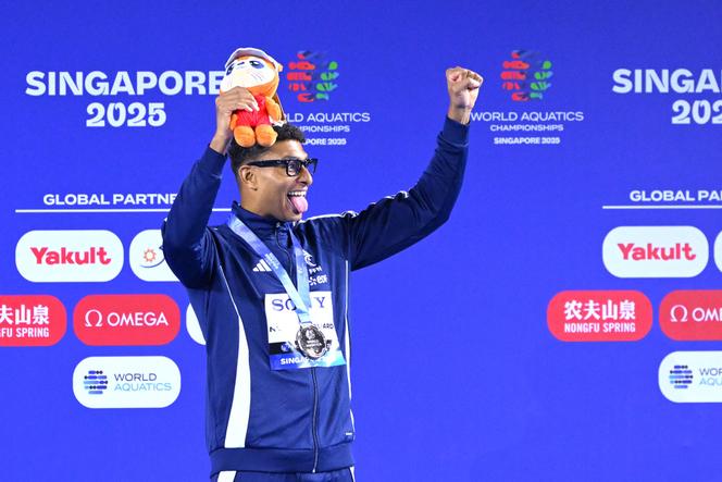 Yohann Ndoye-Brouard célèbre sa médaille de bronze acquise sur 100 m dos lors des championnats du monde de natation de Singapour, le 29 juillet 2025.
