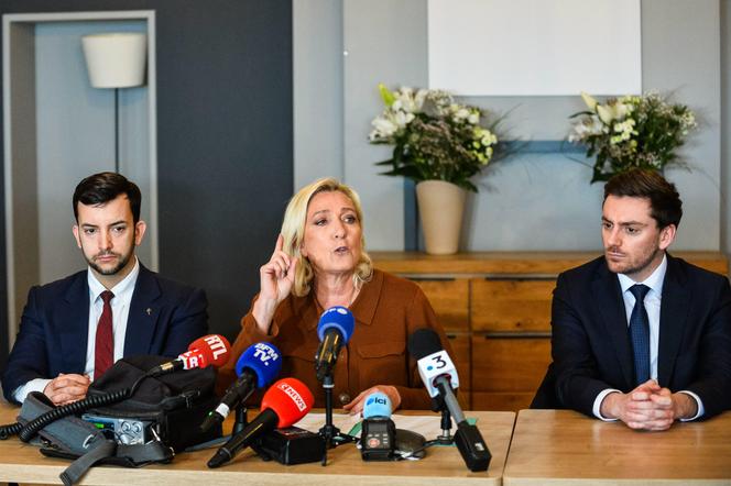 Les députés du Rassemblement national Jean-Philippe Tanguy (Somme, à gauche), Marine Le Pen (Pas-de-Calais), et Alexandre Loubet (Moselle), à Flamanville (Manche), le 11 mars 2025.