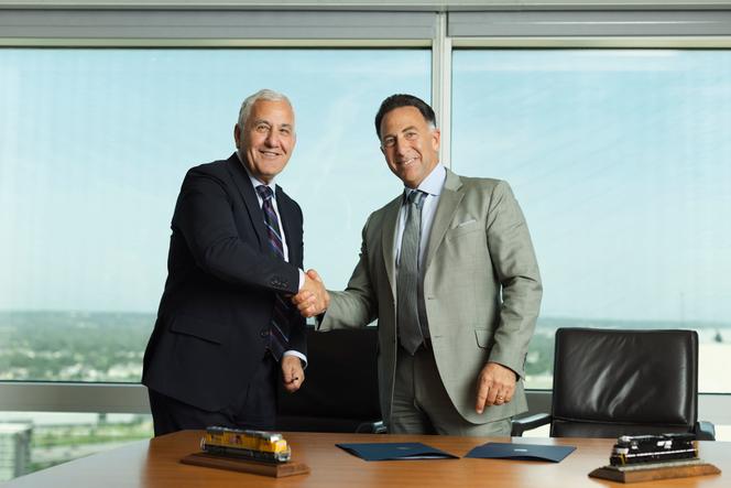 Le directeur général de la Union Pacific, Jim Vena, et le directeur général de Norfolk Southern, Mark George, à Omaha (Nebraska), le 28 juillet 2025.