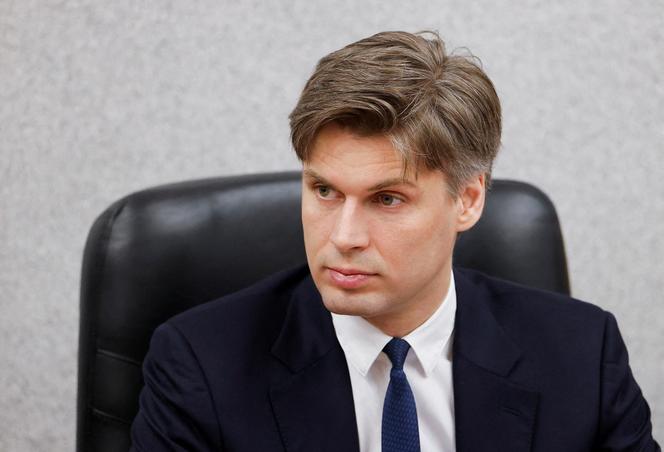 Le directeur de l’agence spatiale russe Roscosmos, Dmitry Bakanov, assiste à une réunion du Comité d’Etat, au cosmodrome de Baïkonour, au Kazakhstan, le 7 avril 2025. 