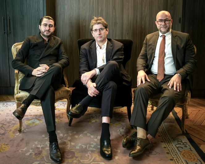Maîtres Raphaël Chiche (à gauche), Thomas Bidnic et Amar Bouaou, avocats en droit pénal, à Paris, le 28 juillet 2025.