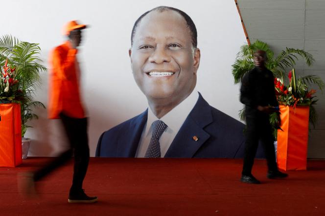 Portrait du président ivoirien Alassane Ouattara, lors de la cérémonie d’ouverture du congrès RHDP en vue de l’élection présidentielle d’octobre, à Abidjan, le 21 juin 2025.