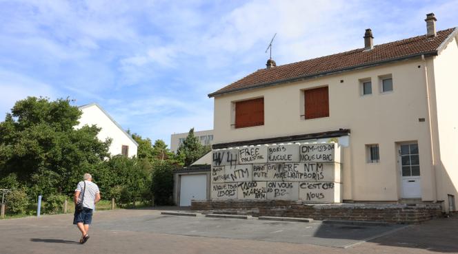 Le Café de la poste de Charleville-Mézières, muré par le maire après les émeutes, le 19 juillet 2025.