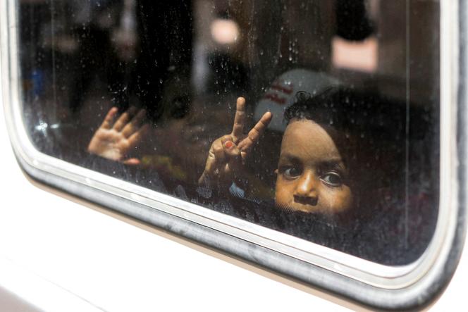 Un enfant soudanais dans un train affrété par l’Egypte, à la gare centrale du Caire, le 28 juillet 2025.