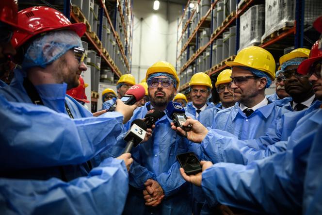 Le ministre de la santé et de l’accès aux soins, Yannick Neuder, répond à la presse, accompagné du ministre de l’industrie et de l’énergie, Marc Ferracci, lors de la visite du site du groupe pharmaceutique EUROAPI, à Vertolay (Puy-de-Dôme), le 6 janvier 2025.