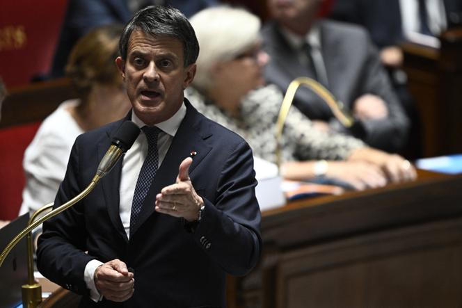 Le ministre français des Outre-mer, Manuel Valls, prononce un discours lors d’une séance de questions au gouvernement à l’Assemblée nationale à Paris, le 1er juillet 2025. 