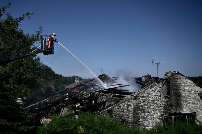 Intervention sur le site du gîte destiné aux adultes handicapés où s’est déclaré un incendie, à Montmoreau (Charente), le 28 juillet 2025.