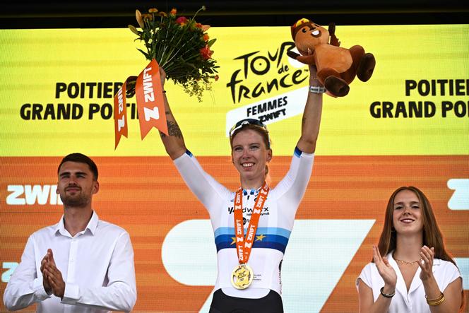 Team SD Worx-Protime's Dutch rider Lorena Wiebes celebrates on the podium after winning the 4th stage (out of 9) of the fourth edition of the Women's Tour de France cycling race, 130.7 km from Saumur to Poitiers, western France on July 29, 2025.