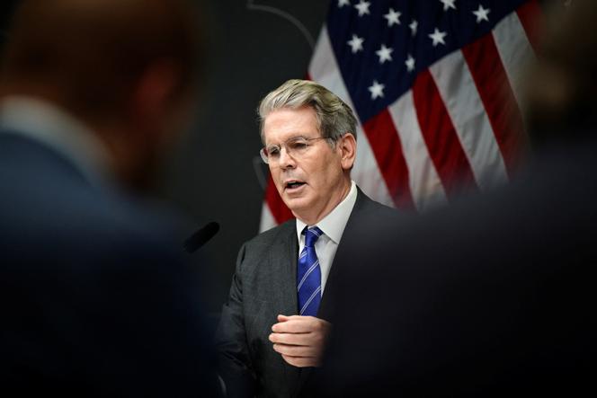 Le secrétaire américain au Trésor, Scott Bessent, s’exprime lors d’une conférence de presse au siège du gouvernement suédois, à Stockholm, le 29 juillet 2025. 