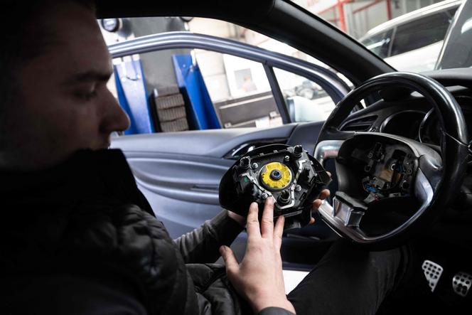 Un mécanicien retire d’une voiture un module d’airbag fabriqué par le constructeur japonais Takata, dans un garage à Mulhouse, Haut-Rhin, le 19 février 2025.