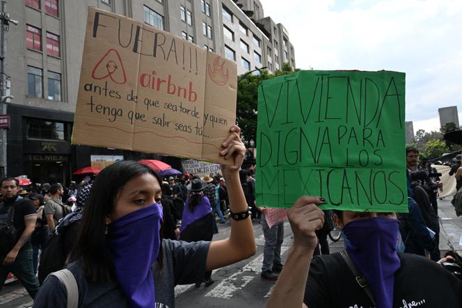 Des pancartes aux slogans contre la gentrification, lors d’une manifestation, à Mexico, le 26 juillet 2025.