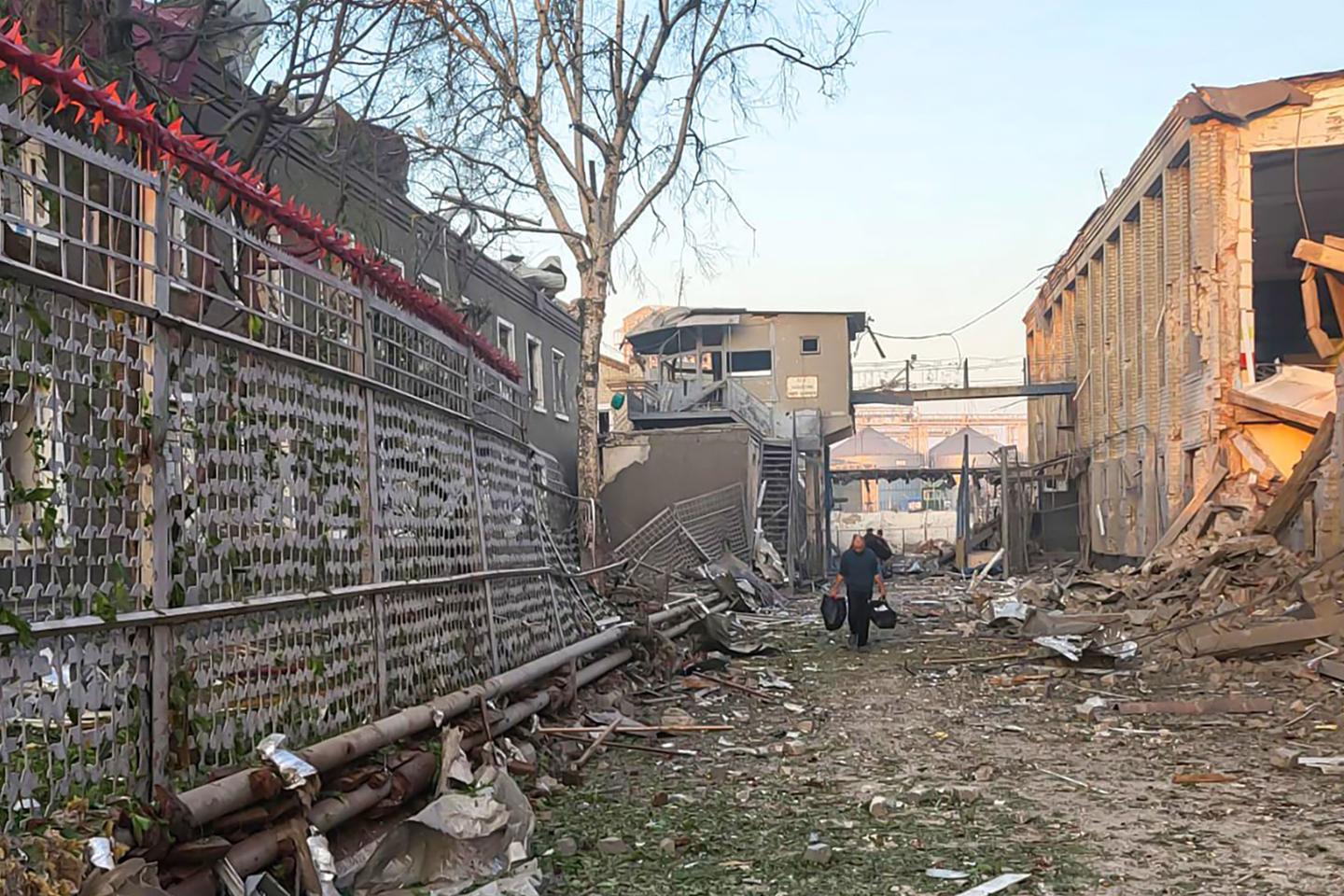 Russian strikes on Ukraine kill over 20