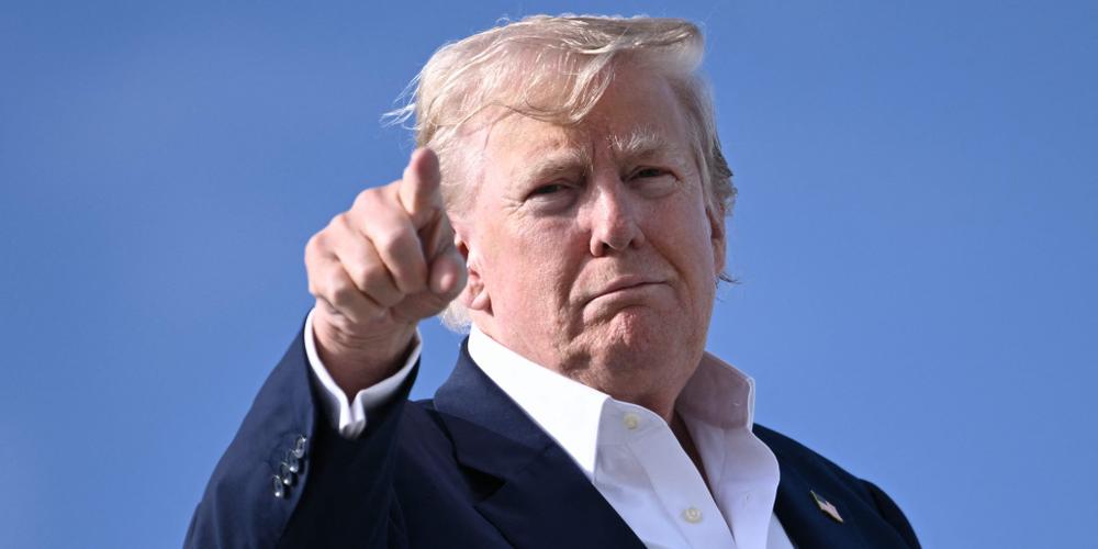 Donald Trump monte à bord d’Air Force One, à la base RAF Lossiemouth (Ecosse), le 29 juillet 2025. - BRENDAN SMIALOWSKI/AFP
