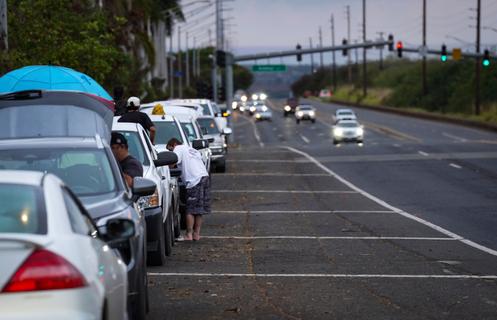 Mieszkańcy Oahu ewakuują się z Ewa Beach przy Kunia Road z powodu zagrożenia tsunami w Kapolei na Hawajach, wtorek 29 lipca 2025 r.