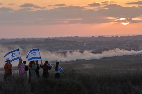 Des Israéliens observent le nord de la bande de Gaza lors d’un rassemblement appelant au rétablissement des colonies juives dans l’enclave, près de la frontière sud d’Israël, le 30 juillet 2025.