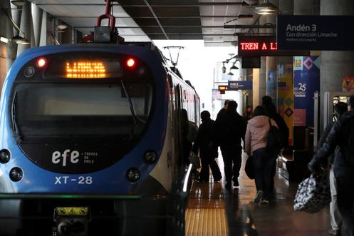 People board a train during an evacuation in Viña del Mar, on the Chilean coast, on July 30, 2025.