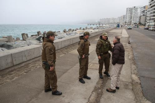 A man speaks with carabinieri during a coastal evacuation after a tsunami warning, in Viña del Mar, Chile, on July 30, 2025.