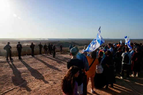 Des manifestants israéliens d’extrême droite sur une colline surplombant la bande de Gaza, le 30 juillet 2025.