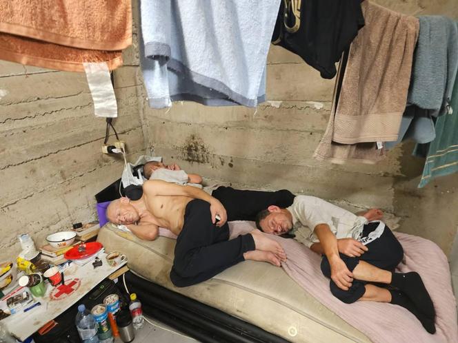 Dans un sous-sol insalubre, au poste douanier de Verkhni Lars, dans la zone transfrontalière russo-géorgienne, en juillet 2025. Des hommes doivent se partager un lit faute d’un nombre de places suffisant.