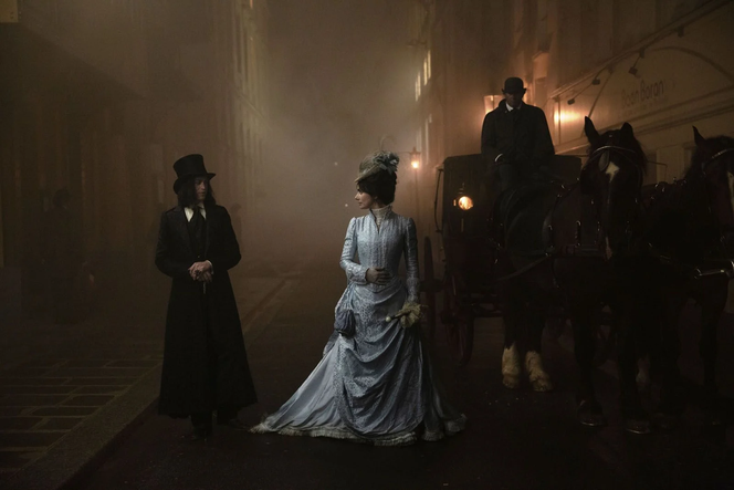 Caleb Landry Jones (Dracula) et Zoe Bleu (Elisabeta/Mina) dans « Dracula », de Luc Besson.