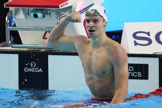 Léon Marchand après avoir battu le record du monde du 200 m 4 nages lors des demi-finales des Mondiaux de natation, à Singapour, le 30 juillet 2025.