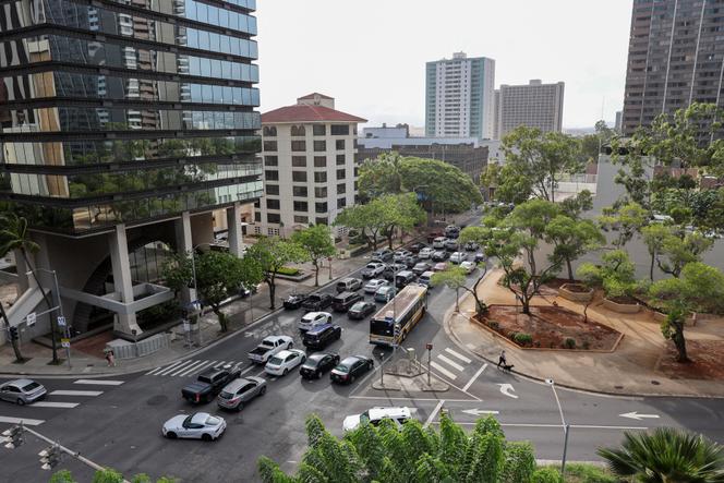 Un embouteillage se forme dans les rues après que les autorités ont averti les habitants d’un potentiel raz-de-marée à Honolulu (Hawaï), le 30 juillet 2025.