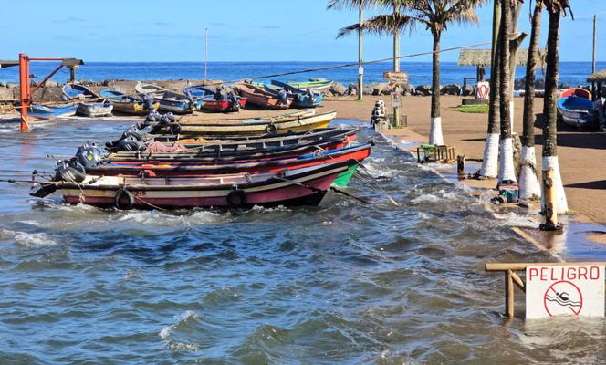 Des bateaux à quai, après une montée du niveau de la mer, après l’alerte tsunami, sur l’île de Pâques (Chili), le 30 juillet 2025.