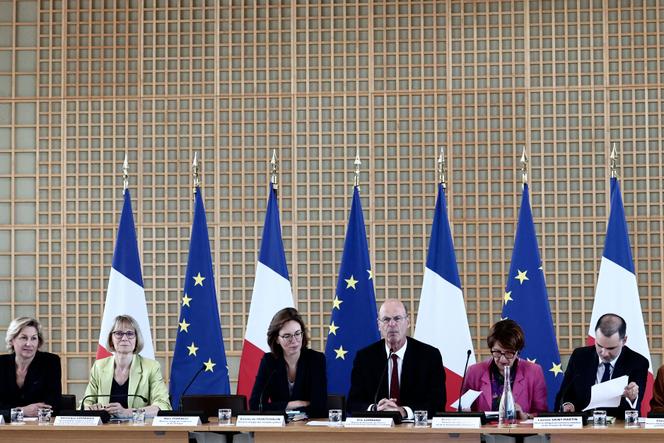 (De gauche à droite.) Après l’annonce de l’accord commercial entre l’Union européenne et les Etats-Unis, les ministres Nathalie Delattre (tourisme), Véronique Louwagie (commerce, artisanat et PME), Amélie de Montchalin (comptes publics), Eric Lombard (économie) et Annie Genevard (agriculture) rencontrent des acteurs économiques dont l’activité d’exportation est touchée par cet accord, à Paris, le 30 juillet 2025.