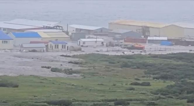 Une vague de tsunami provoque des inondations à severo-kurilsk, dans le peninsule russe du kamtchatka (russie), après un sememe de 8,8 au grand, le 30 Juillet 2025. Par l'agence de Presse Reuters.