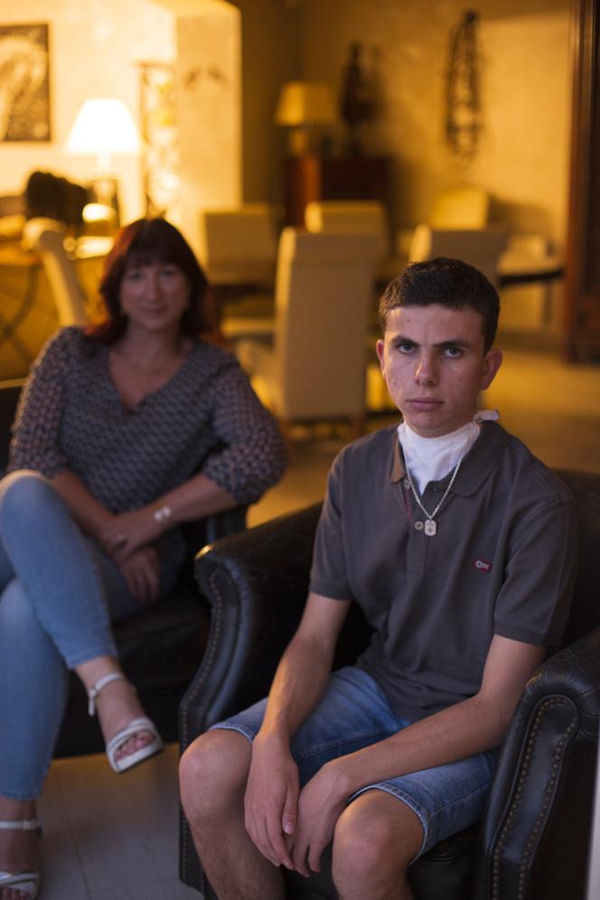 Sabine Grataloup avec son fils Théo, en Isère, le 8 octobre 2023.