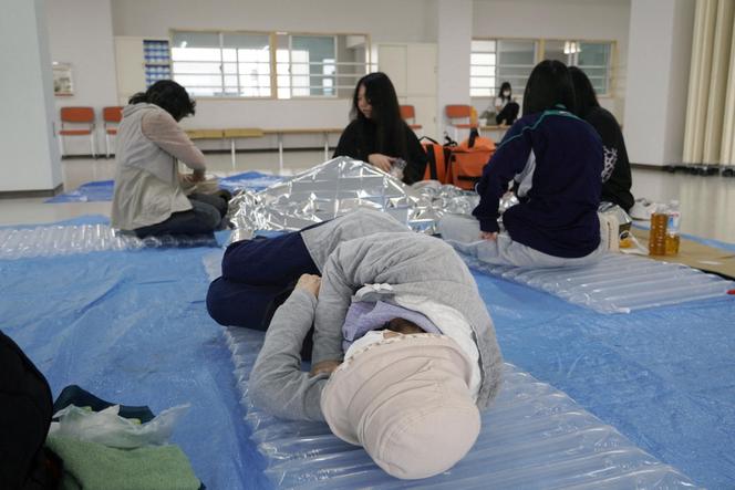 Centre d’accueil pour les évacués à Kushiro, sur l’île d’Hokkaido, dans le nord du Japon, le 30 juillet 2025, après que l’Agence météorologique japonaise a émis une alerte au tsunami pour la côte Pacifique du pays.