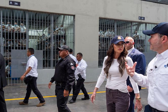 La secrétaire à la sécurité intérieure de Donald Trump, Kristi Noem, et le ministre de la justice et de la sécurité publique du Salvador, Gustavo Villatoro, visitent le Centre d’internement pour terroristes (Cecot) de Tecoluca (Salvador), le 26 mars 2025.