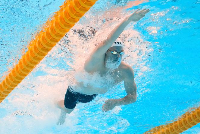 Le Français Léon Marchand lors des séries du 200 mètres 4 nages des Championnats du monde de natation à Singapour, le 30 juillet 2025.