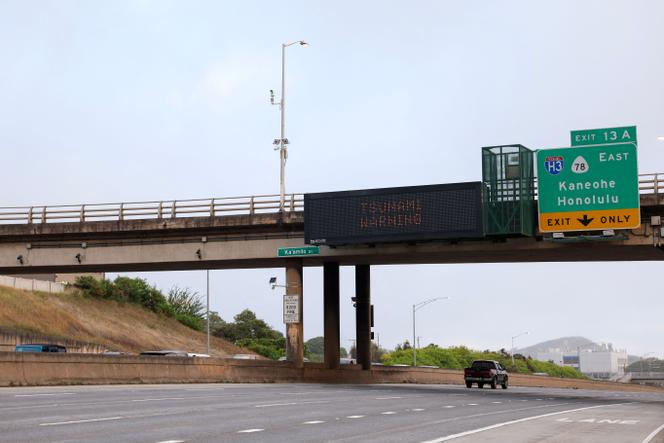 Un panneau avertit de l’alerte tsunami, sur une autoroute d’Honolulu (Hawaï), le 29 juillet 2025.