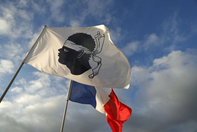 Le projet de révision constitutionnelle visant à octroyer à la Corse « une autonomie dans la République » a été lancé en 2022 par Gérald Darmanin, alors ministre de l’intérieur, et ce à la demande d’Emmanuel Macron.