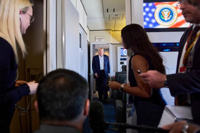 Donald Trump et des journalistes à bord d’Air Force One, en route vers Washington, de retour du voyage du président américain en Ecosse, le 29 juillet 2025.