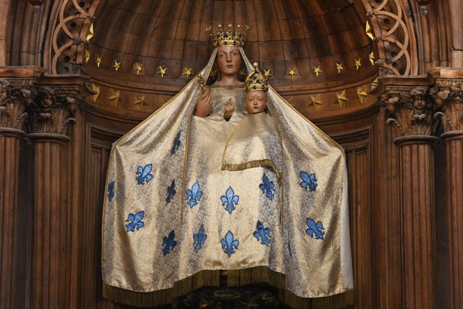 Une représentation de la Vierge Marie, dans la cathédrale Notre-Dame de Chartres, à Chartres, le 5 juin 2025.