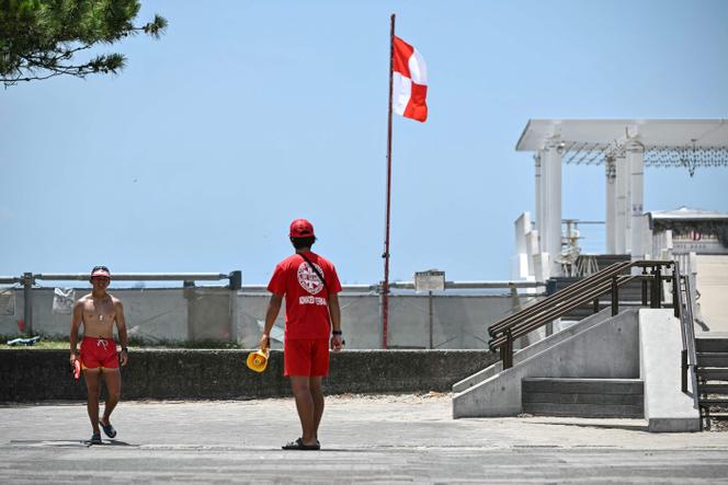Des maîtres nageurs patrouillent lors d’une alerte au tsunami sur les côtes japonaises, après qu’un précédent tremblement de terre a été enregistré au large d’une péninsule russe, fin juillet 2025.