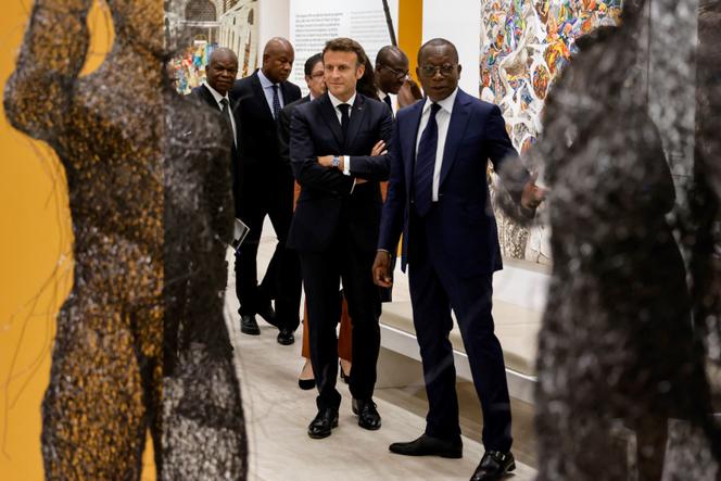 Le président français, Emmanuel Macron, avec son homologue béninois, Patrice Talon, à l’exposition « Art du Bénin d’hier et d’aujourd’hui : de la restitution à la révélation », au palais présidentiel de la Marina, à Cotonou, le 27 juillet 2022.