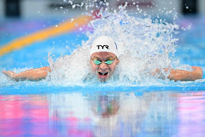 Léon Marchand lors de son record du monde du 200 m 4 nages lors des Mondiaux de natation de Singapour, le 30 juillet 2025.