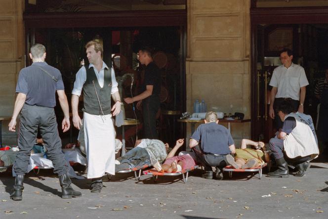 Un café transformé en hôpital de campagne, à la station de RER Saint-Michel, à Paris, le 25 juillet 1995.