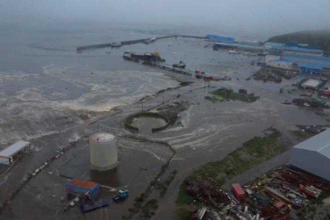 
Capture vidéo de drone diffusée par le service géophysique de l’Académie des sciences de Russie, montrant le tsunami qui a frappé Severo-Kurilsk sur l’île de Paramushir, dans les îles Kouriles du nord de la Russie, le 30 juillet 2025.